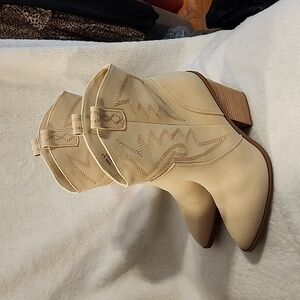 Dolce Vita western nakeeta  boots NWOT